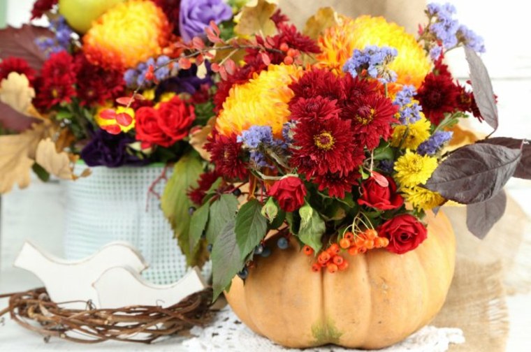 grand bouquet fleurs vase citrouille idée décorer automne