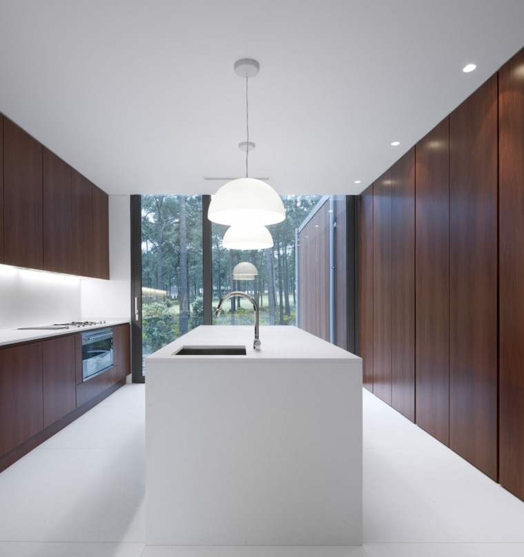 cuisine moderne îlot blanc bois design luminaire suspension