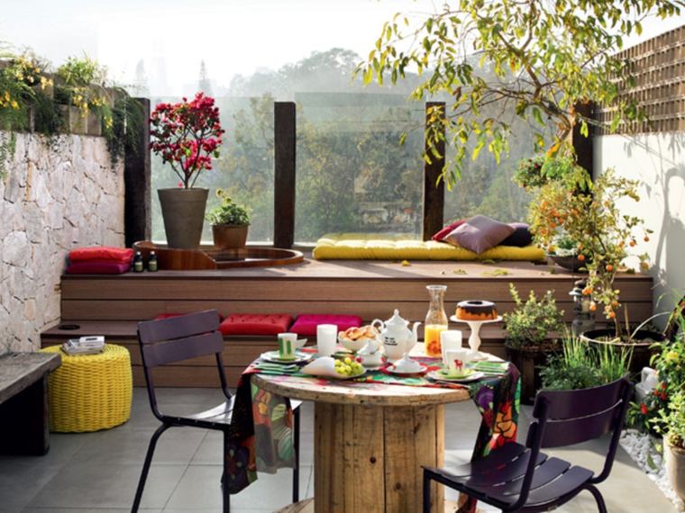 décorer extérieur idée balcon coussin table bois chaise déco automne extérieur