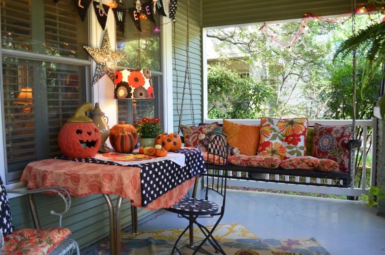 déco de terrasse idée balcon halloween coussins banc jardin table à manger guirlande