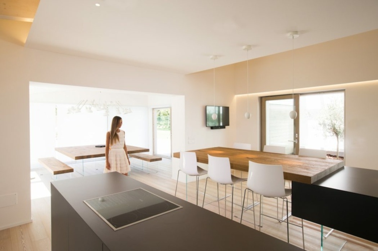 design intérieur maison espace ouvert cuisine bar salle à manger table bois