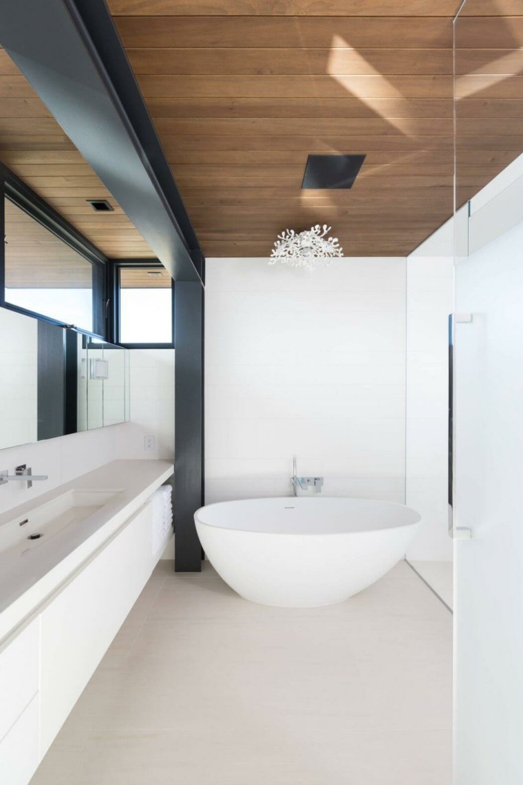 salle de bain baignoire revêtement plafond bois design tendance moderne luminaire