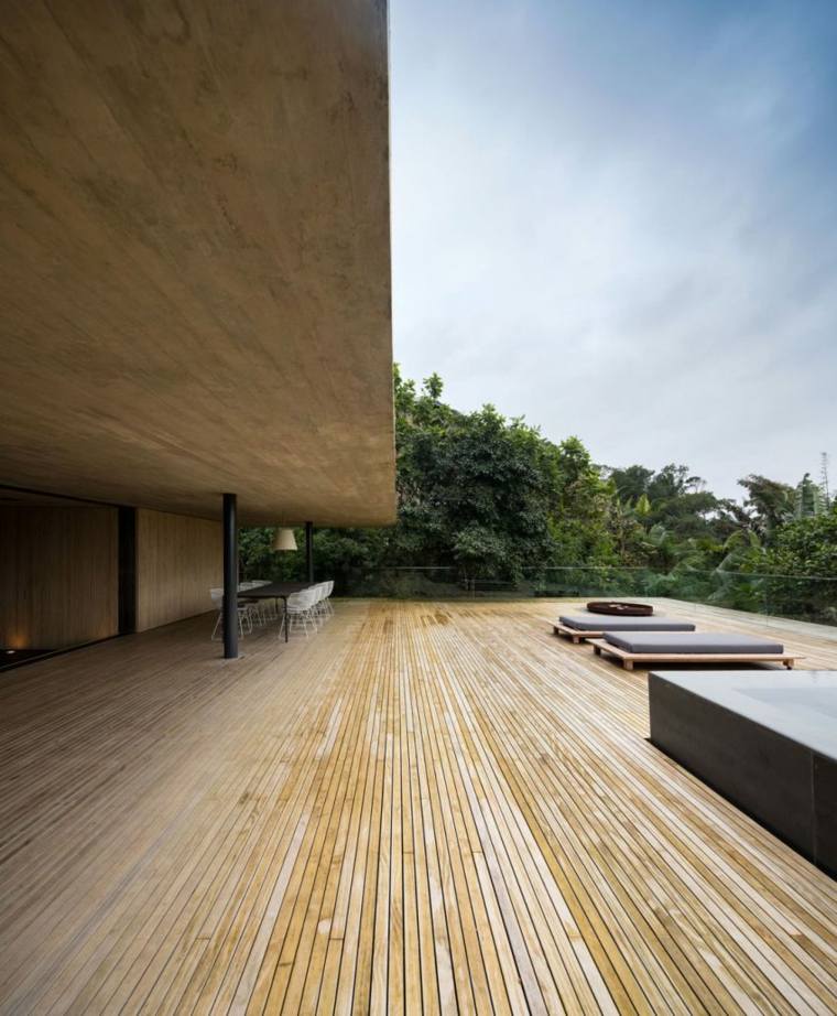maison écologique deuxième étage piscine lames bois toit