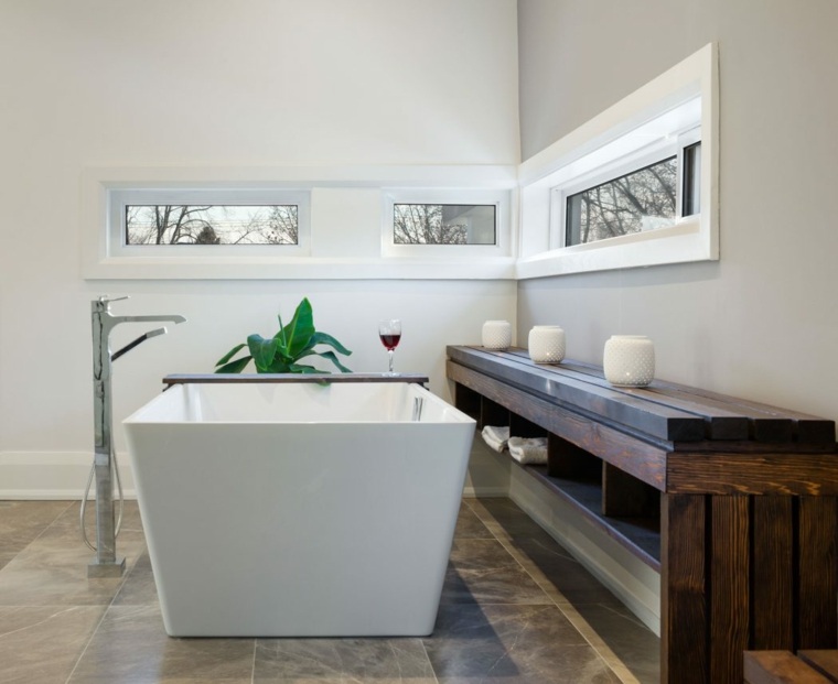 salle de bains design moderne baignoire banc en bois déco plante