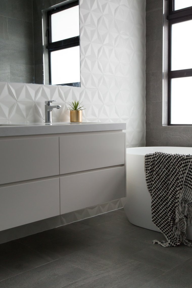salle de bain moderne design tendance baignoire mur texturé meuble