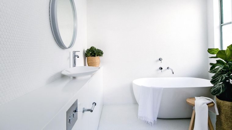salle de bains design moderne couleur peinture blanche