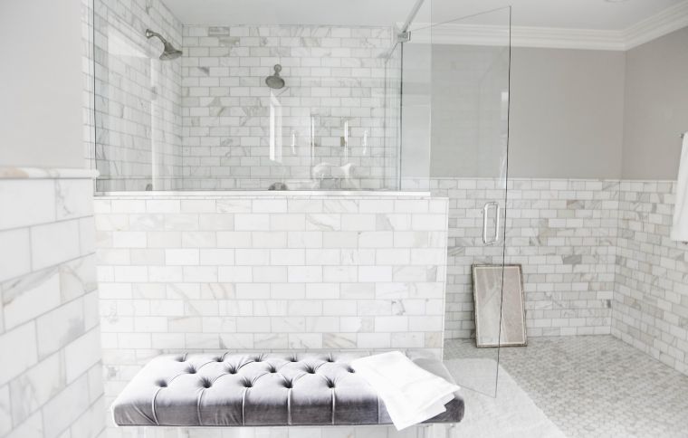 carrelage blanc salle de bain marbre douche italienne