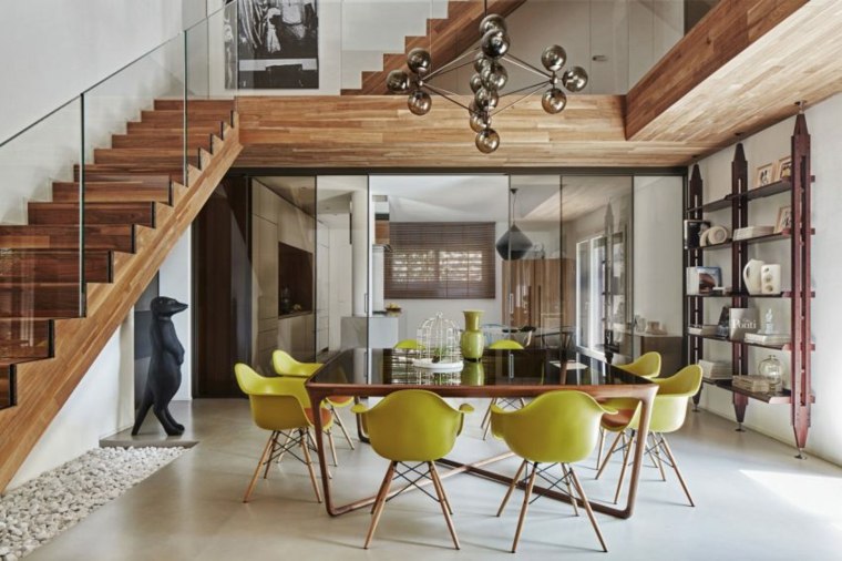 design intérieur bois escalier salle à manger chaises tapis sol
