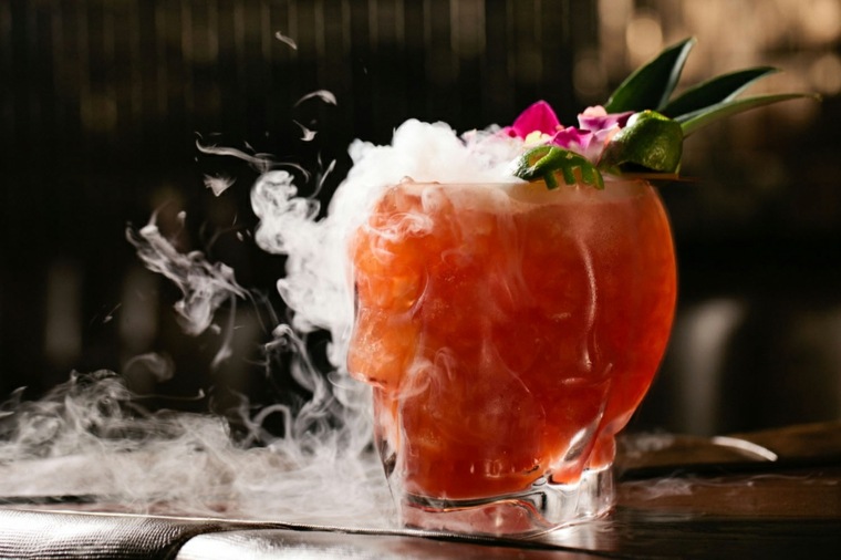 cocktail halloween fumant verre tête de mort citrouille fleurs tropiques