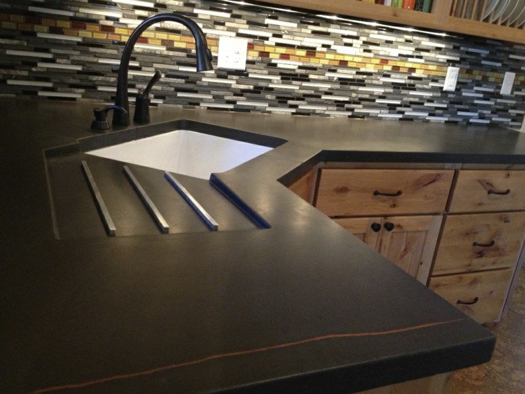 intérieur de cuisine moderne plan de travail béton ciré meuble bois 