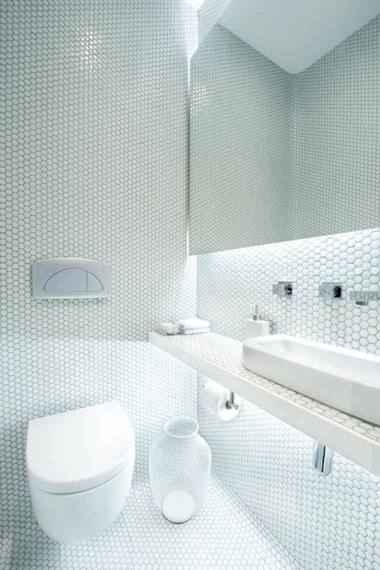 intérieur blanc salle de bains idée toilettes carrelage miroir mur