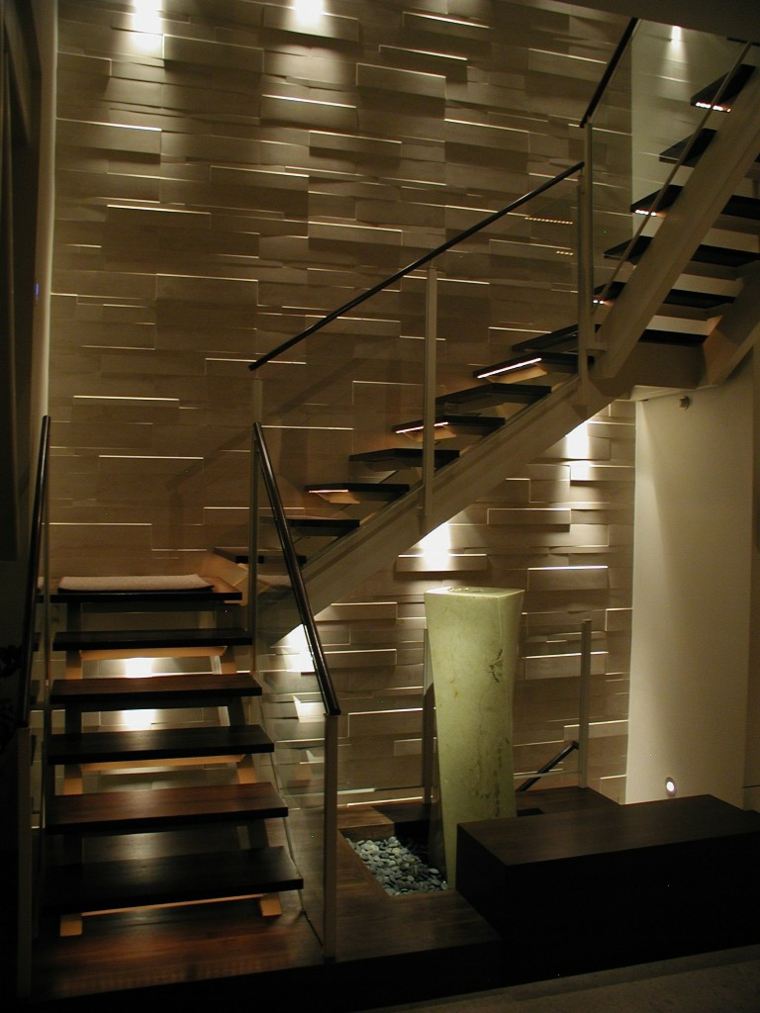 escalier design bois mur bois garde-corps transparent