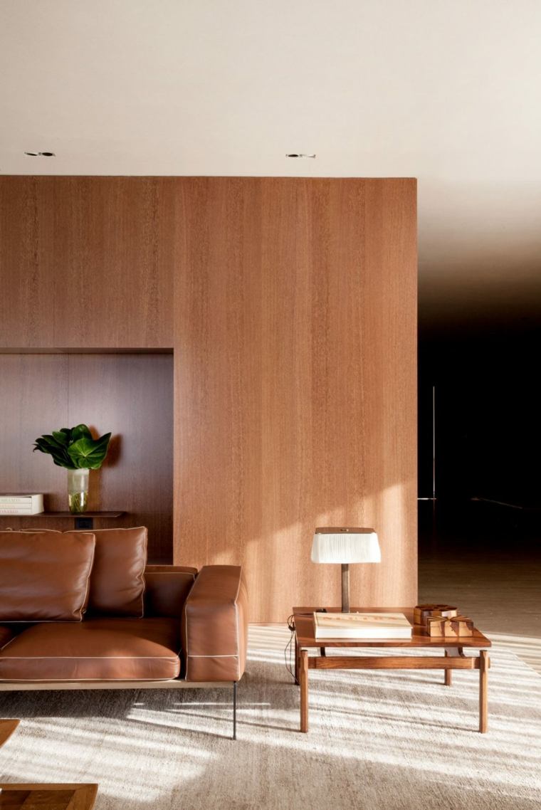 intérieur moderne salon canapé cuir table basse mur revêtement bois