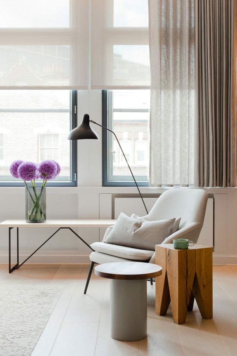 design intérieur moderne bois table basse fauteuil blanc luminaire banc en bois tapis de sol