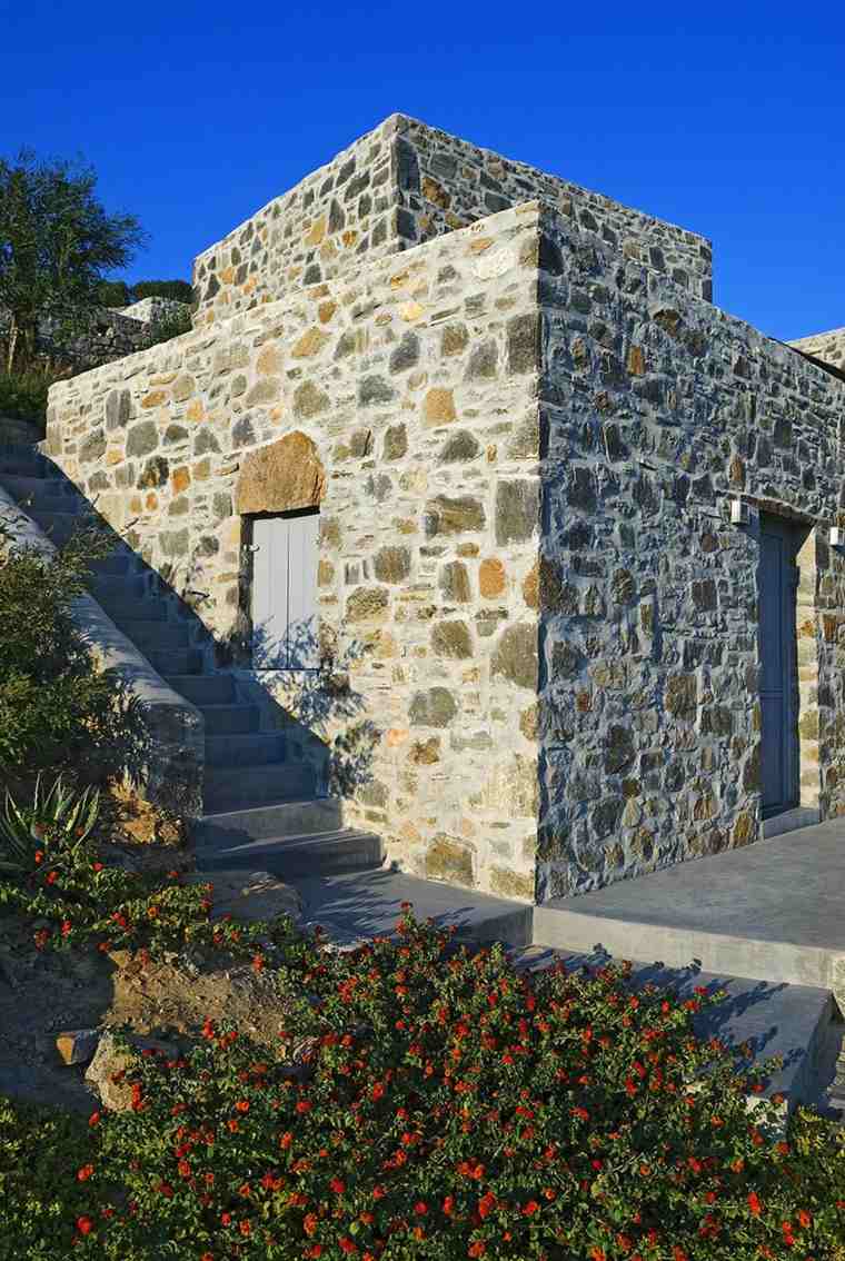 maison en pierre apparente cubique bord mer Egée