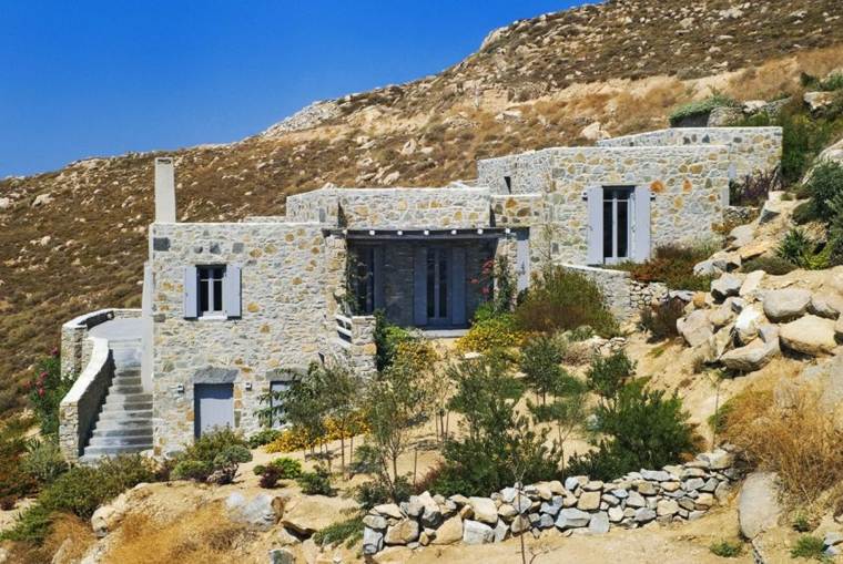 maison en pierre apparente sur colline Sérifos Grèce