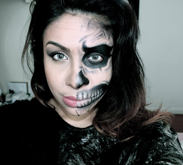 maquillage squelette noir blanc moitié visage femme zombie