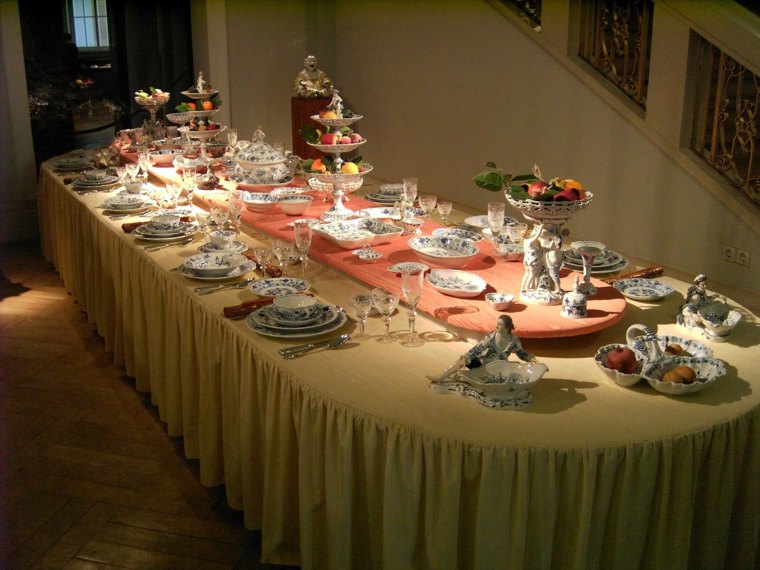 mettre la table dîner très solennel beaucoup d'invites