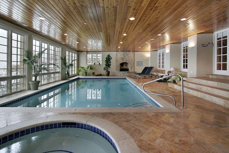 piscine maison couverte idee terrasse carrelage cheminee