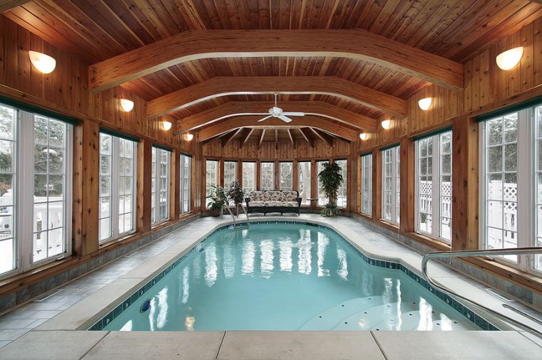 amenagement piscines couvertes toit bois vitres