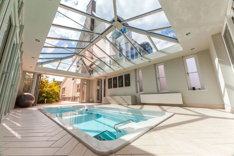 amenager une piscine design couverte idee deco plafond vitre