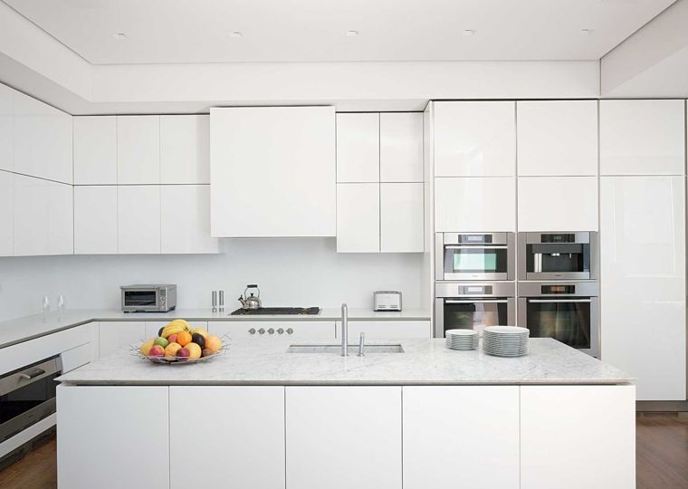 plan de travail en marbre cuisine blanche design moderne comptoir