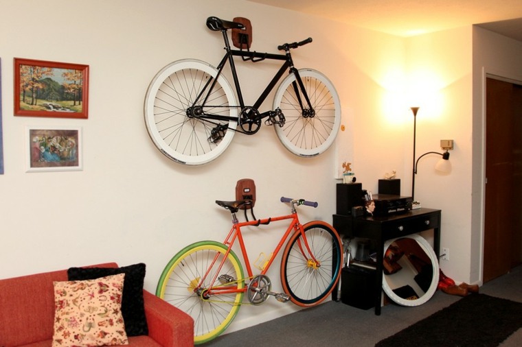 ranger espace gain vélo idée décorer mur cadre canapé salon rangement