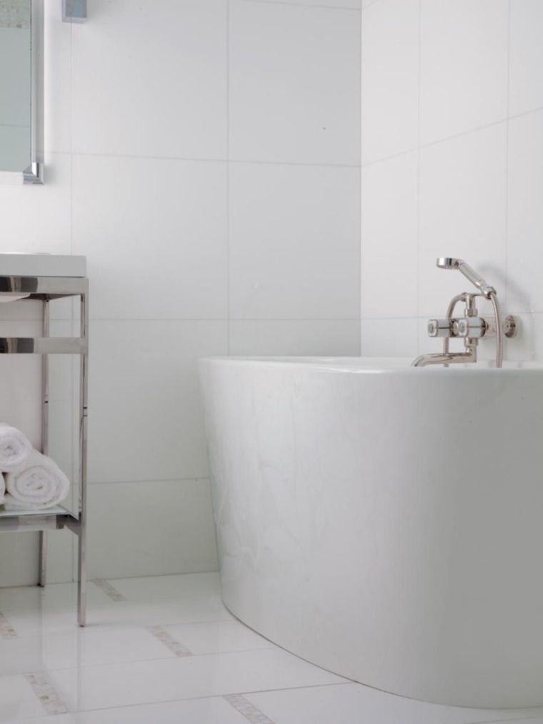 rénovation salle de bain petit espace baignoire blanche design