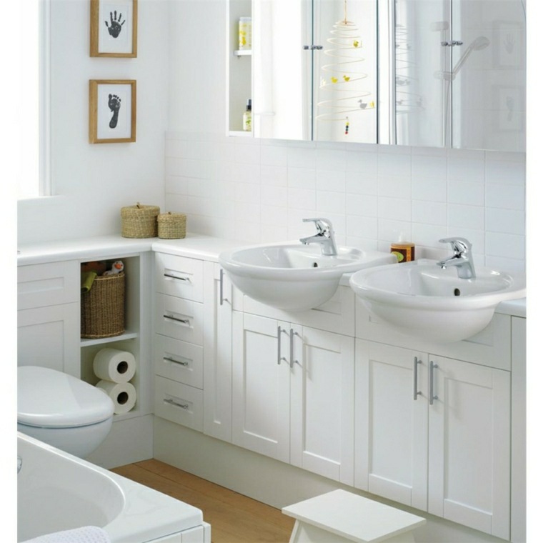 salle de bain blanche et bois blanc