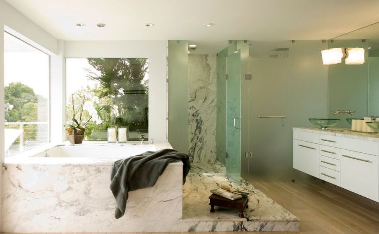 interieur luxe salle de bain blanche marbre