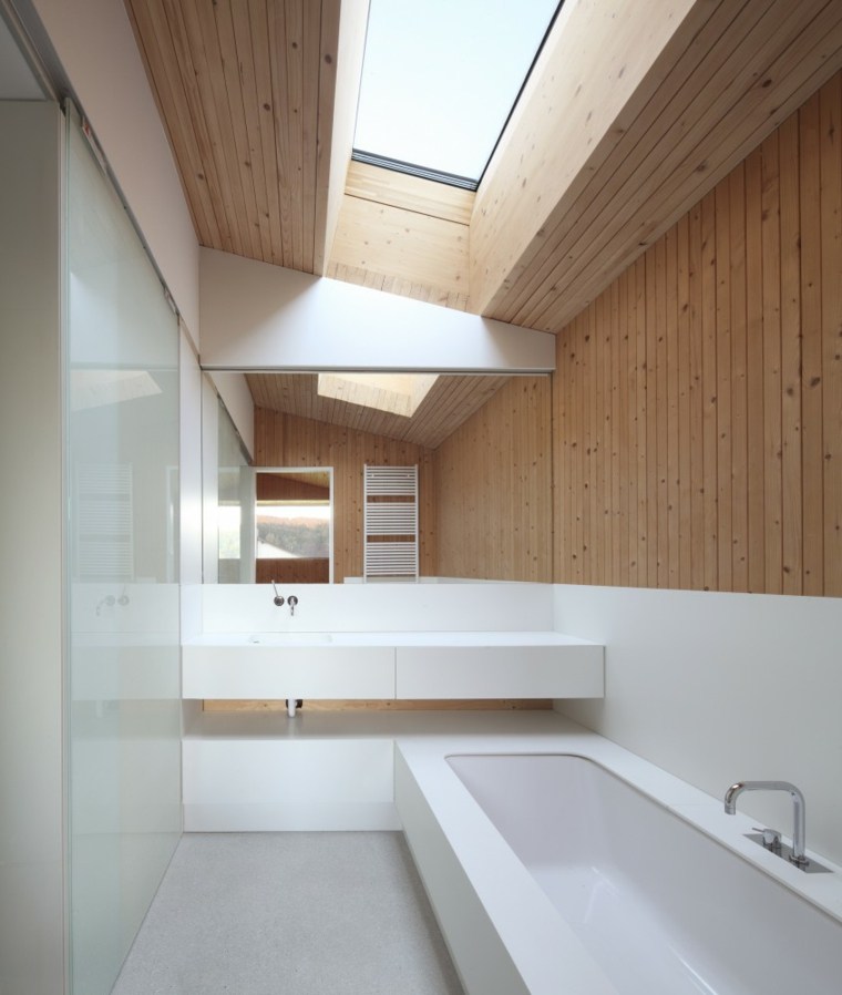 salle de bain bois et blanc style ultra moderne