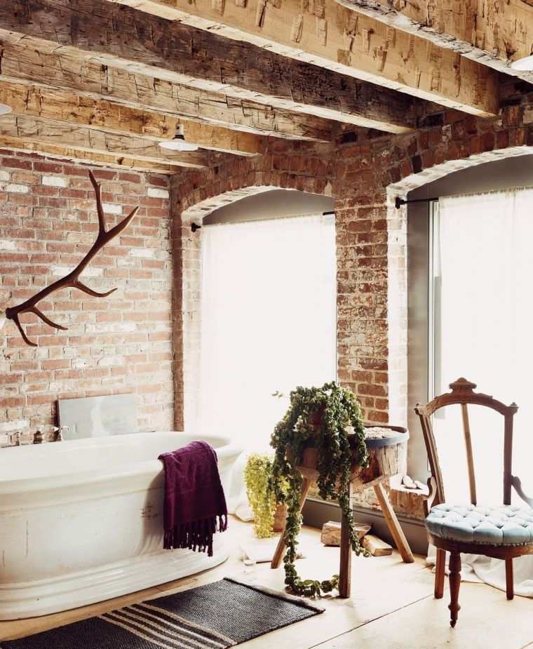 salle de bain déco campagne style moderne parement mur brique rouge