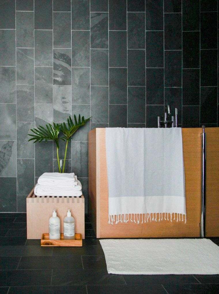 salle-de-bain-déco zen carreaux noirs mobilier bois