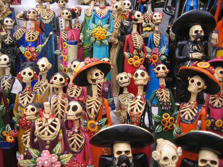 sous les tropiques halloween foule squelettes fête
