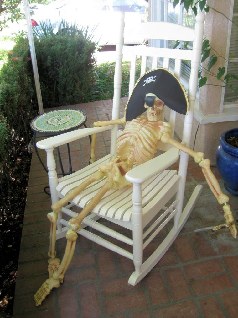 squelette halloween assis confortablement attente cocktail