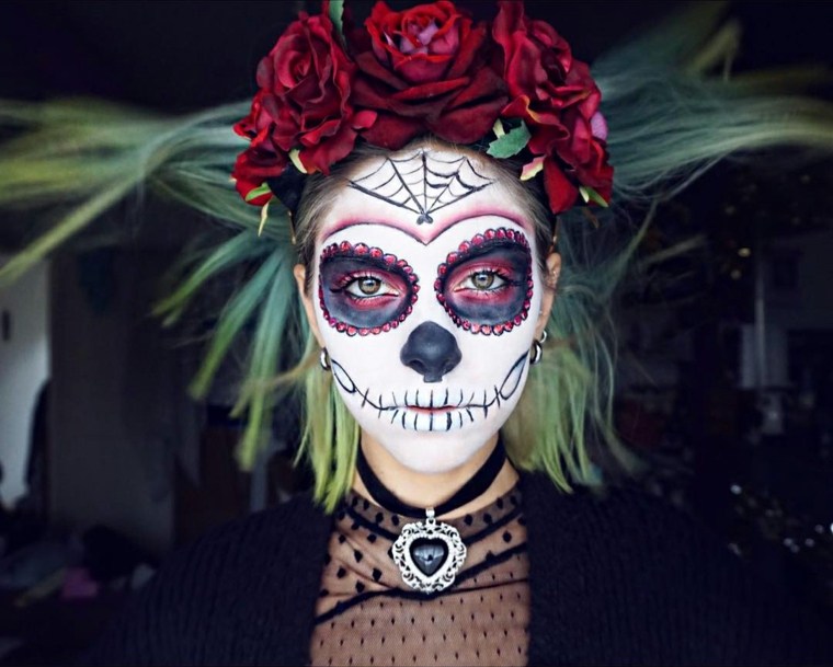 tête de mort mexicaine couronnée de roses maquillage halloween