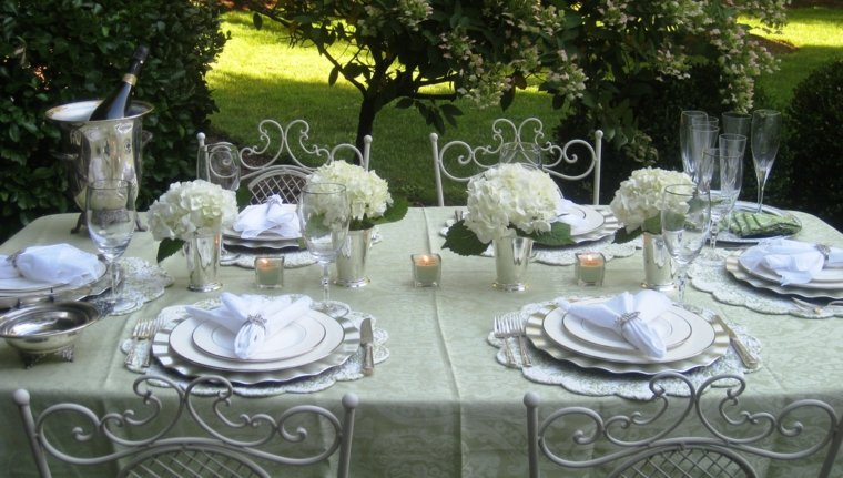 déco table extérieur jardin idée assiettes fleurs décorer 