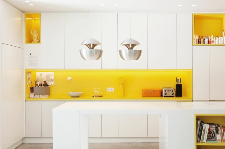 cuisine couleur peinture moderne crédence jaune meubles hauts