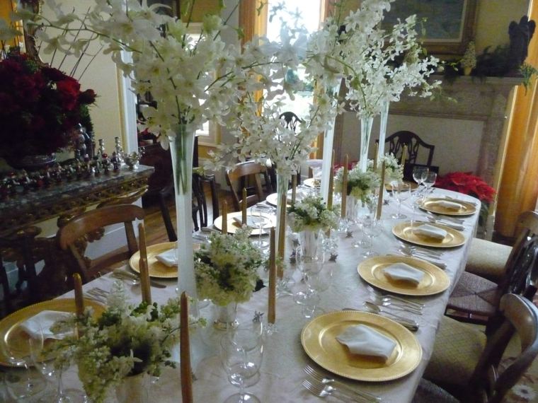 décorer table fleurs bouquet idée déco centre table assiettes