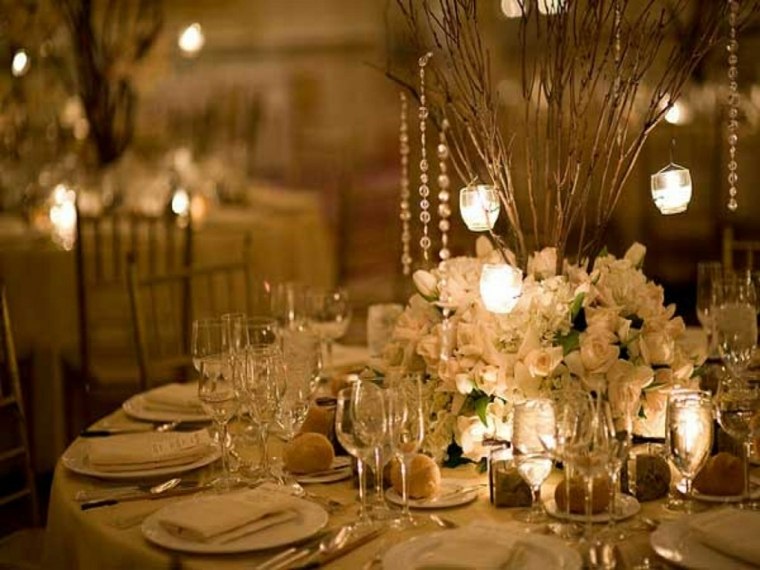 déco mariage table sous roses blanches lumière blanche