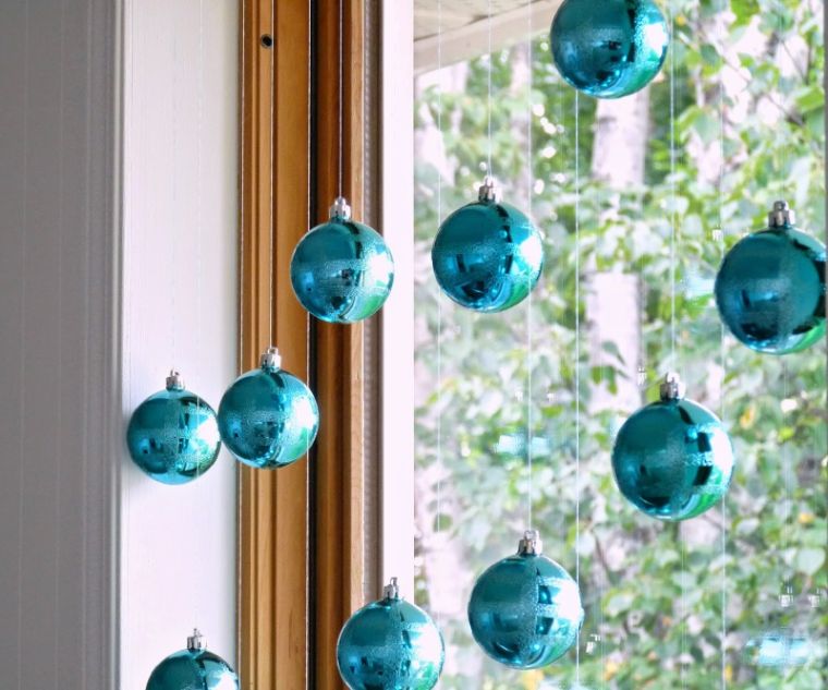 decoration noel vitre bleu boules suspendues