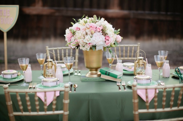déco table bouquet fleurs idée nappe verte assiettes