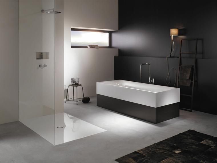 salle de bains noir et blanc idée baignoire design moderne mur noir éclairage