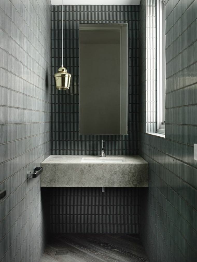 design intérieur comptoir salle de bains béton ciré luminaire suspendu