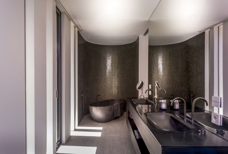 salle de bains design luxe baignoire moderne miroir idée