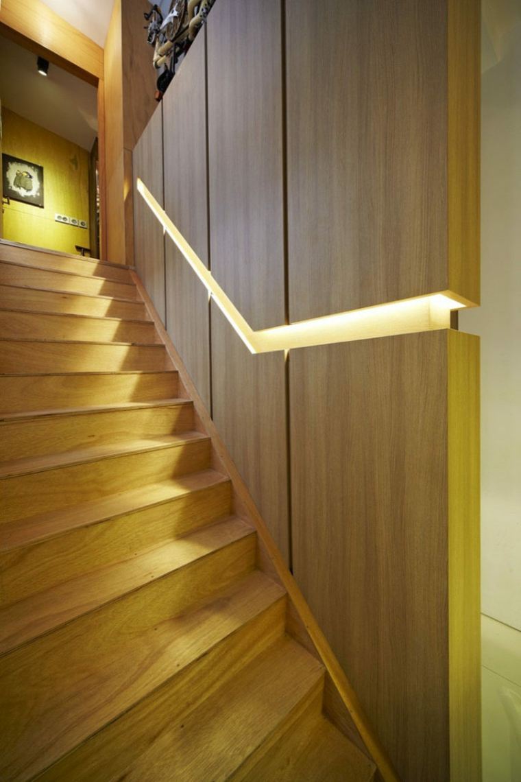 main courante bois escalier bande LED lumineuse