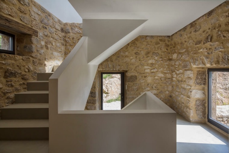 maison contemporaine toit plat escalier pierre