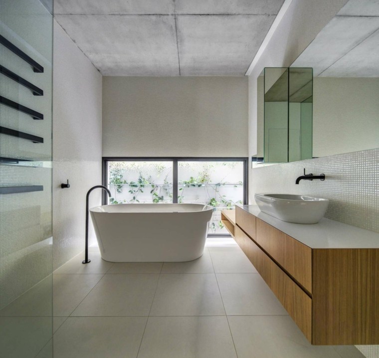 intérieur salle de bains idée baignoire moderne carrelage vasque bois