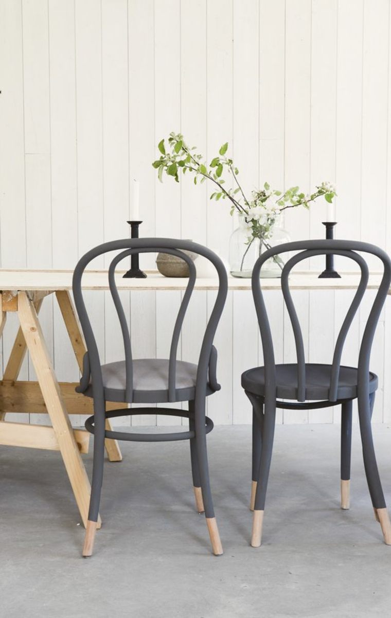 chaise bois noire élégante idée fleurs déco bouquet table bois rustique