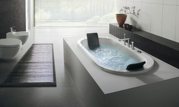 salle de bains design baignoire tapis bambou idée plante en pot
